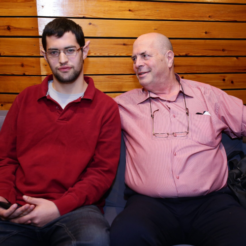 גילי קימור יושב ליד אביו, ירין קימור