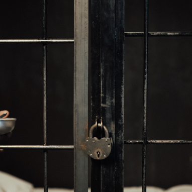 מנעול נעול על תא כלא